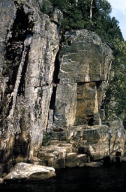 The rocky escarpment of Wapizagonke Lake. ©Parks Canada.