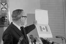 Conférence de presse de L.B. Pearson dévoilant le drapeau. Duncan Cameron, BAC