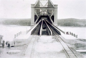 Les débuts du pont de Québec avec ses deux voies ferroviaires.