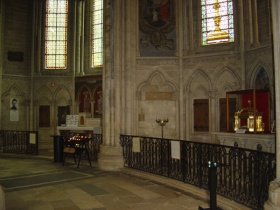 Vue de deux chapelles du chœur de la cathédrale de Bayeux.  E. Thierry,  2007.
