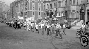 Enfants participant à la parade de la Saint-Jean-Baptiste à Montréal, 1945. BAnQ
