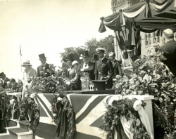 Le prince de Galles, lors de la clôture des fêtes du 60e anniversaire de la Confédération, 1927. BAnQ