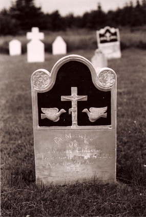 Sandstone grave marker for Thomas Chiasson who died in 1893, Saint-Joseph-du-Moine cemetery. (Photo D. Trask © S. Ross) 