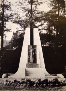 Monument du père Marquette, érigé à Laon en 1937. Extrait de Charles Westercamp (Dir.), Jacques Marquette et l’inauguration de son monument à Laon le 13 juin 1937, 1937.