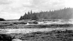  Rapides Island Portage sur la rivière Churchill, 1920. Saskatchewan Archives Board.