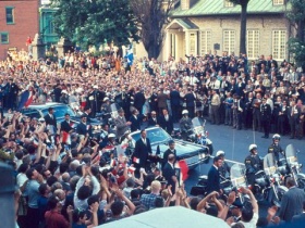 Arrivée du général de Gaulle à l'hôtel de ville de Montréal, 24 juillet 1967. Archives de la Ville de Montréal.‎