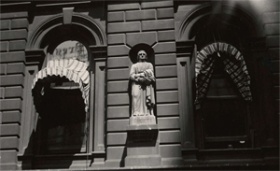 Julius Melchers, Monument du père Jacques Marquette sur la façade de l'ancien hôtel de ville de Détroit, États-Unis. Photo W. Notman, BAnQ