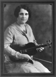 Mary Bolduc tenant son violon. Gramophone virtuel, BAC.