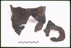 Fragments d'un vase présentant les attributs des vases iroquoiens. Célat, Université Laval.