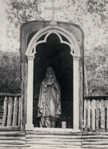 La première grotte à la Sainte Vierge érigée par le frère Piquet (1887-1907). Photo : Archives provinciales de l’Alberta.
