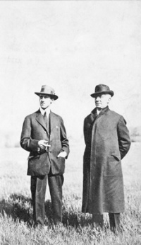Photo d'Herbert et Emile Berliner, vers 1915.  Domaine public.