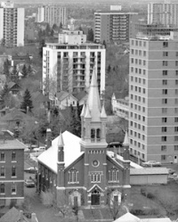 Vue aérienne de l'église Saint-Joachim. Missionary Oblates, Grandin Archives.