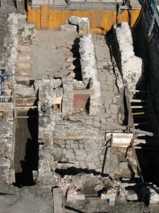 Vue générale des fouilles au château Saint-Louis en 2006