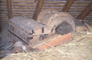 Des malles dans une grange à foin en Ubaye