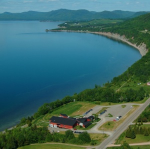 Vue aérienne du musée d'histoire naturelle de Miguasha, de la falaise et de l'estuaire de la rivière Ristigouche 