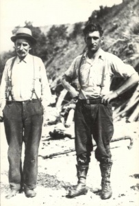Antoine Plourde et son fils Euclide sur la plage de Miguasha en 1937