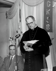 10e anniversaire de CKSB, le premier-ministre du Manitoba Douglas Campbell, Mgr Maurice Baudoux.  CKSB's 10th anniversary, the premier of Manitoba, Douglas Campbell and Archbishop Maurice Baudoux.