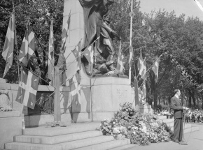 Cérémonie au monument de Dollard des Ormeaux, Monrtéal, 1944. © BAnQ.