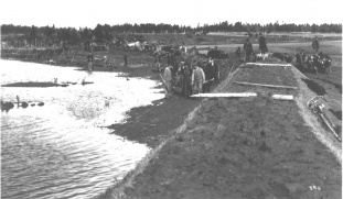 Construction d'une levée et d'un aboiteau (1900)