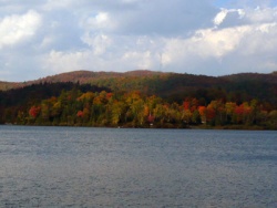 Lac Tremblant with its cabins in a woodland setting:  a picturesque archetypal North American landscape, © Fabienne Joliet