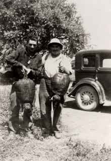 18.	Léo et Eddie Meloche; pêche aux tortues, rivière Détroit, vers 1950.