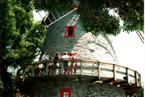 Visiteurs sur la galerie du moulin Fleming à l'été 1997.