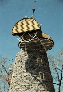 Mise en place du toit du moulin Fleming durant les travaux de restauration en 1990