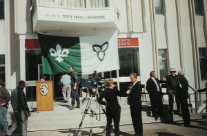 Célébration du 25e anniversaire du drapeau devant l'Université de Sudbury, le 25 septembre 2000.