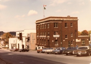 The Franco-Ontarian flag floats above École secondaire de la Huronie (or École de la résistance) in Penetanguishene. The school was housed at Centre d'Activités françaises from 1979 to 1980.