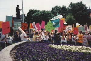 Manifestation à Queen's Park en faveur d'un réseau de collèges de langue française en Ontario, Toronto, 25 mai 1992.