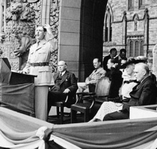 Le général de Gaulle s'adressant à la foule sur la colline Parlementaire à Ottawa, le 11 juillet 1944. BAC.