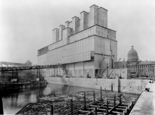 Le gigantesque silo 2 faisant paraître petit le marché Bonsecours