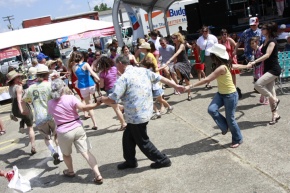 Foule dansante lors du Festival International de Louisiane, 2009