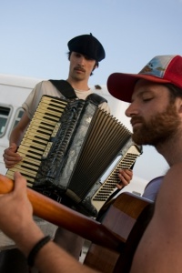 Le temps de la musique: l'auteur et un comparse accordéoniste