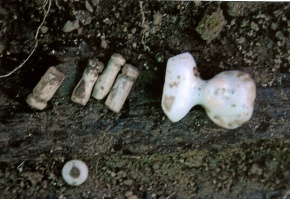 Poupée de porcelaine trouvée dans un cercueil d'enfant du cimetière de St-Frédéric-de-Beauce