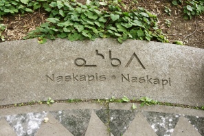 Inscription Naskapi au jardin des Premières Nations