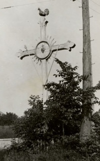 Croix de chemin avec extrémités à décor fleurdelisé à Sault-au-Récollet. Civilisations.ca