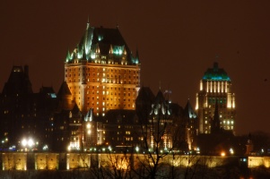 La ville de Québec éclairée la nuit