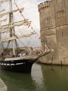 8 mai 2008, le navire le Bélem passe entre les deux tours de La Rochelle, point culminant du spectacle 