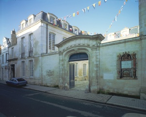 Hôtel Fleuriau : le portail, la cour principale et la façade de l'ancien hôtel Regnaud de Beaulieu devenu Musée du Nouveau Monde