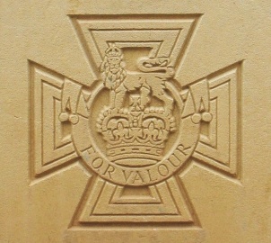 La croix de Victoria telle qu'elle apparaît sur certaines tombes de la Commonwealth War Graves Commission
