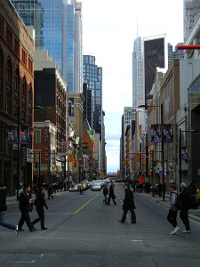 Vue du sud de la rue Yonge depuis la rue Shuter, Toronto, 2009