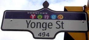 Plaque signalétique de la rue Yonge Street, au centre-ville de Toronto