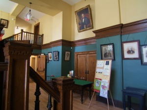 Hall d'entrée avec portraits des anciens présidents de la Société littéraire et historique du Québec, 2008