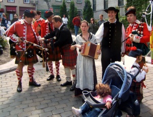 Groupes bretons et écossais devant le Morrin Centre au Festival Celtique de Québec, 2007