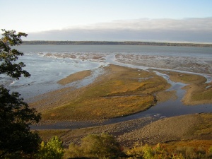 Vue du fleuve Saint-Laurent a marée basse, a partir du sommet du cap sur lequel est construit le fort Jacques-Cartier