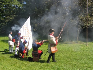 Les Miliciens et Réguliers du Marquis de Montcalm, en pleine démonstration lors d'une journée porte ouverte