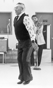 Freddy Flett dansant La Grande gigue simple accompagné par Laurence Houle, violoneux Photo: Bill Henry
