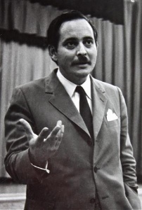 Jacques Parizeau prononçant un discours pour soutenir la création d'Opération Dignité II, église d'Esprit-Saint, 15 août 1971