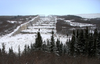 La centrale hydro-électrique Robert-Bourassa (LG-2) et son évacuateur de crues, au Québec, 2005